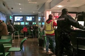 Denunciados tres salones de juego por presencia de menores y consumo de tabaco