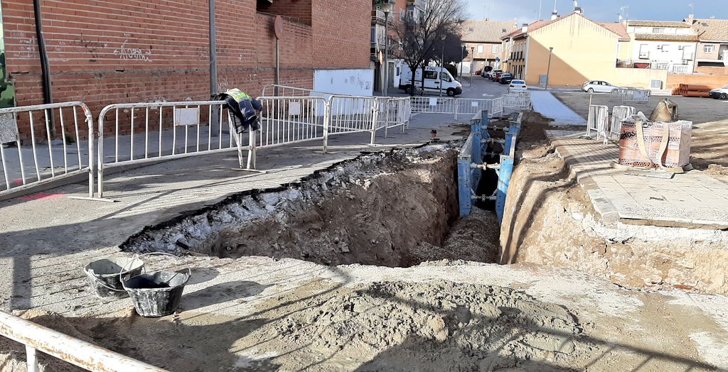 Continúa la renovación del saneamiento en las calles Infanta Elena y Giner de los Ríos