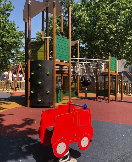 Finalizados los trabajos de remodelación del parque infantil situado entre las calles Rodrigo de Triana y 12 de octubre