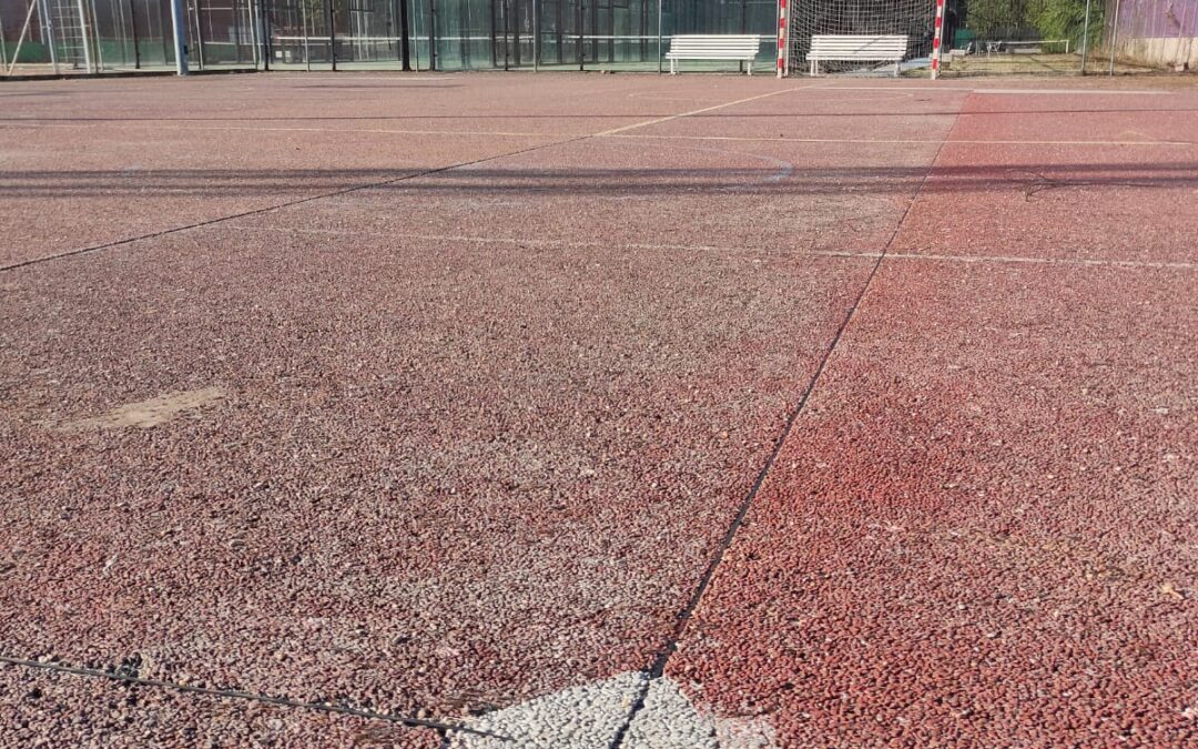 El Ayuntamiento comienza la reparación de la pista deportiva ubicada en el campo de fútbol municipal