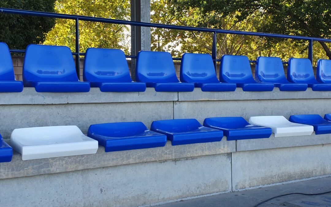 Comienza la instalación de asientos en las gradas del Campo de Fútbol Municipal