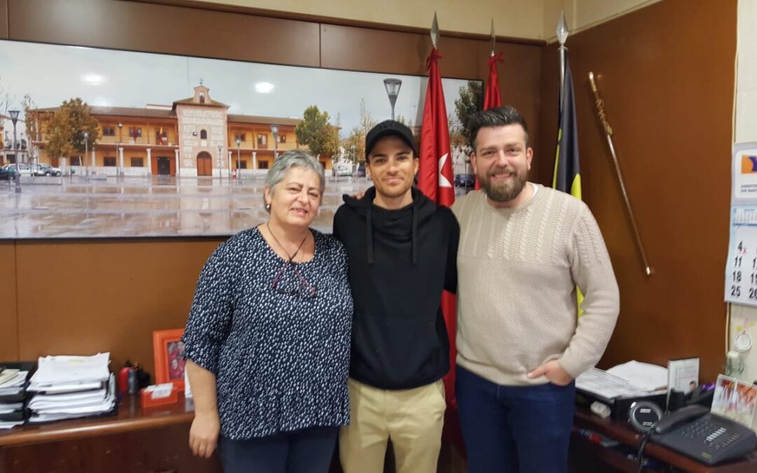 El Ayuntamiento recibe a Diego Sevilla tras su participación en la 70 edición de la vuelta a la Comunidad Valenciana