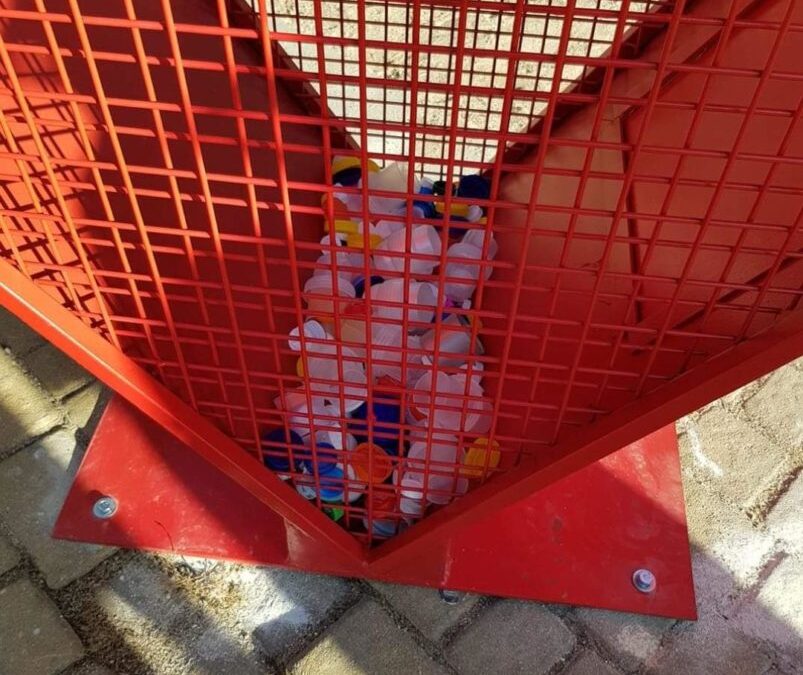 Instalados dos contenedores para la recogida solidaria de tapones