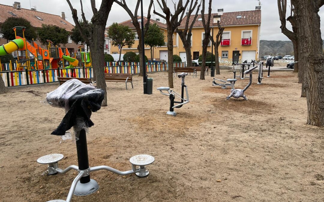 Dos nuevos parques biosaludables se instalan en la calle Juan Carlos I y calle Jardines