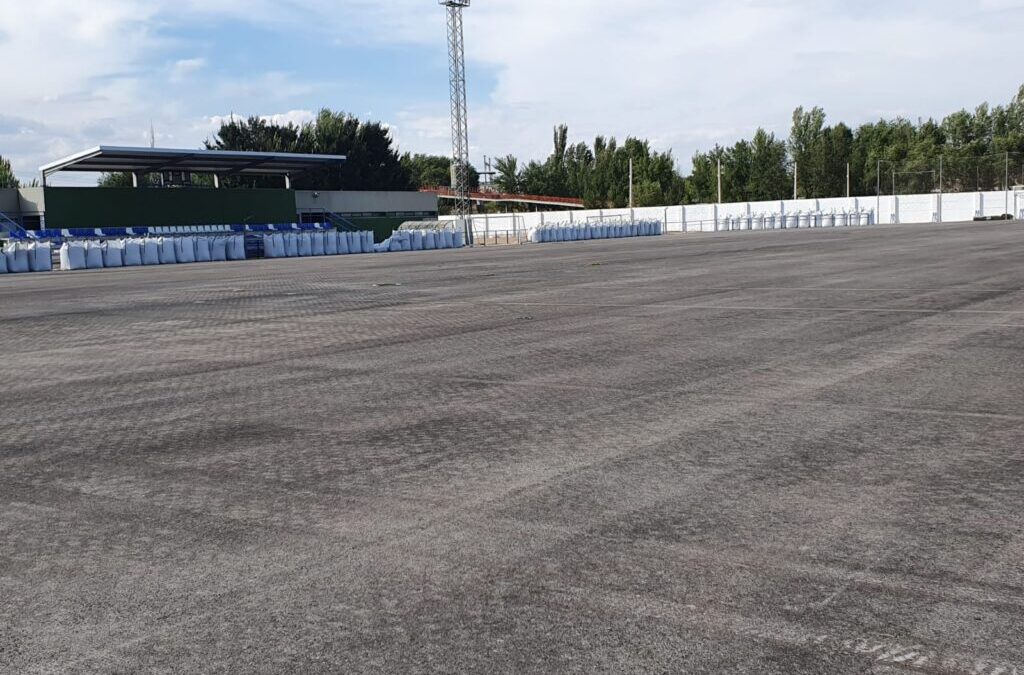 Comienzan la renovación del césped del campo de futbol municipal