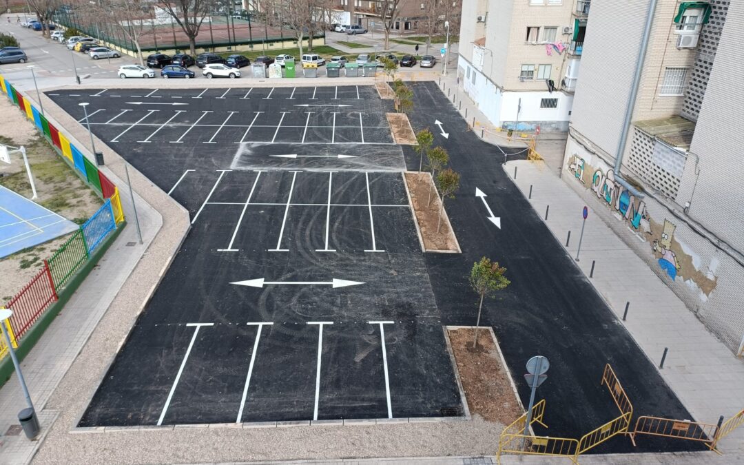 El barrio del Quiñón estrena zona de aparcamiento tras finalizar su asfaltado