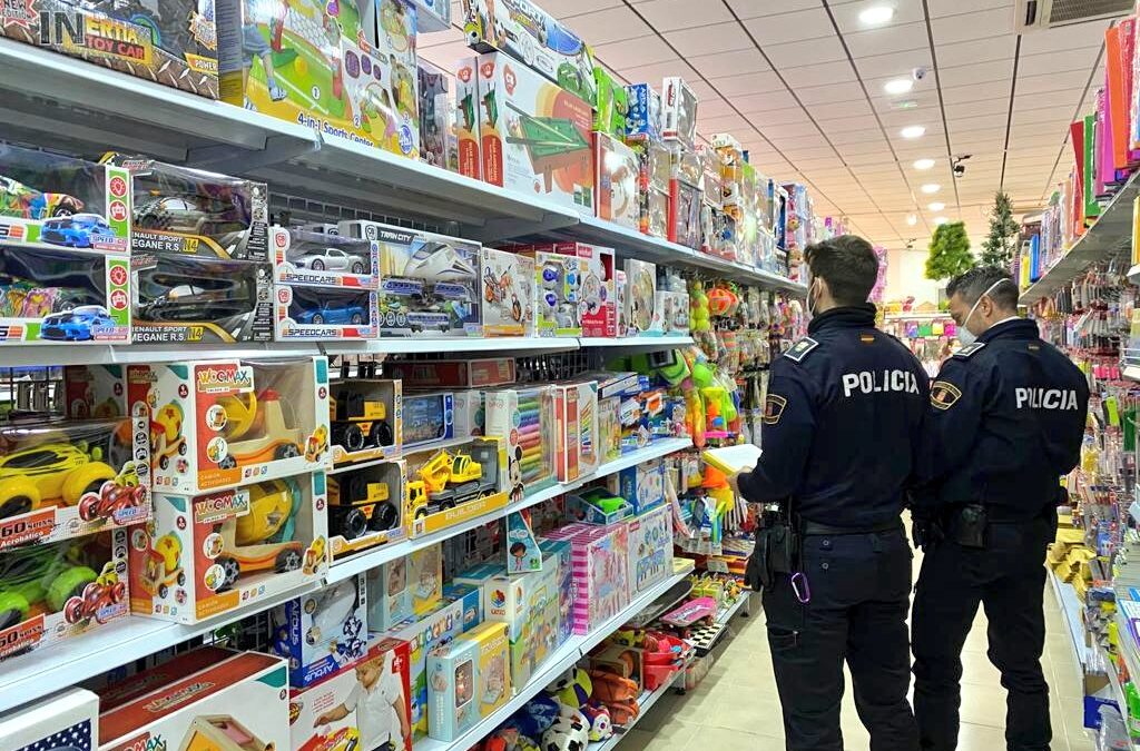 La Policía Local retira más de 40 juguetes en inspecciones a tiendas y bazares