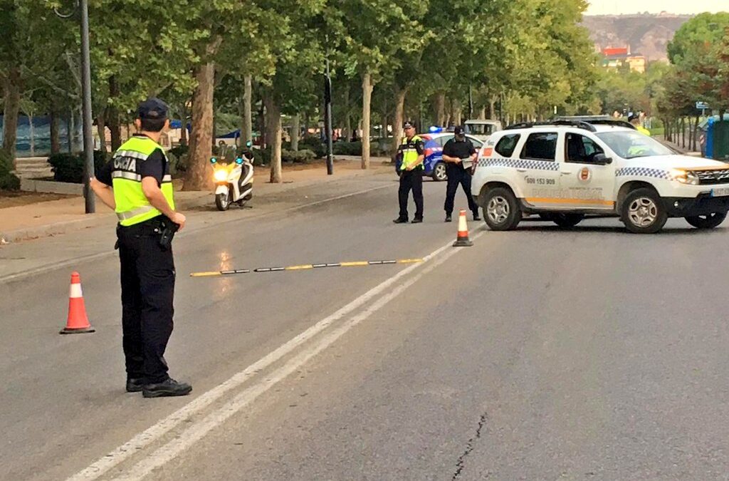 La Policía Local desarrolla una campaña de control de distracciones al volante