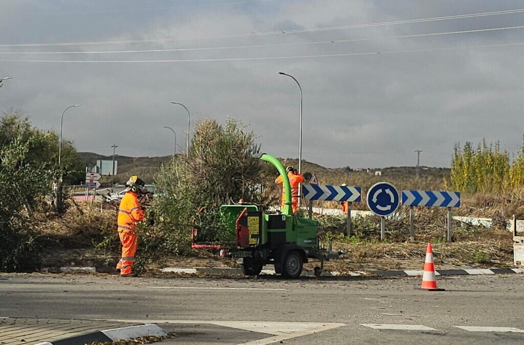El Ayuntamiento mejora la imagen de la rotonda de acceso al municipio por la carretera de La Marañosa