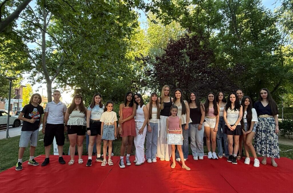El Ayuntamiento entrega ejemplares del libro del I Certamen Joven de Relatos Breves a los centros educativos del municipio
