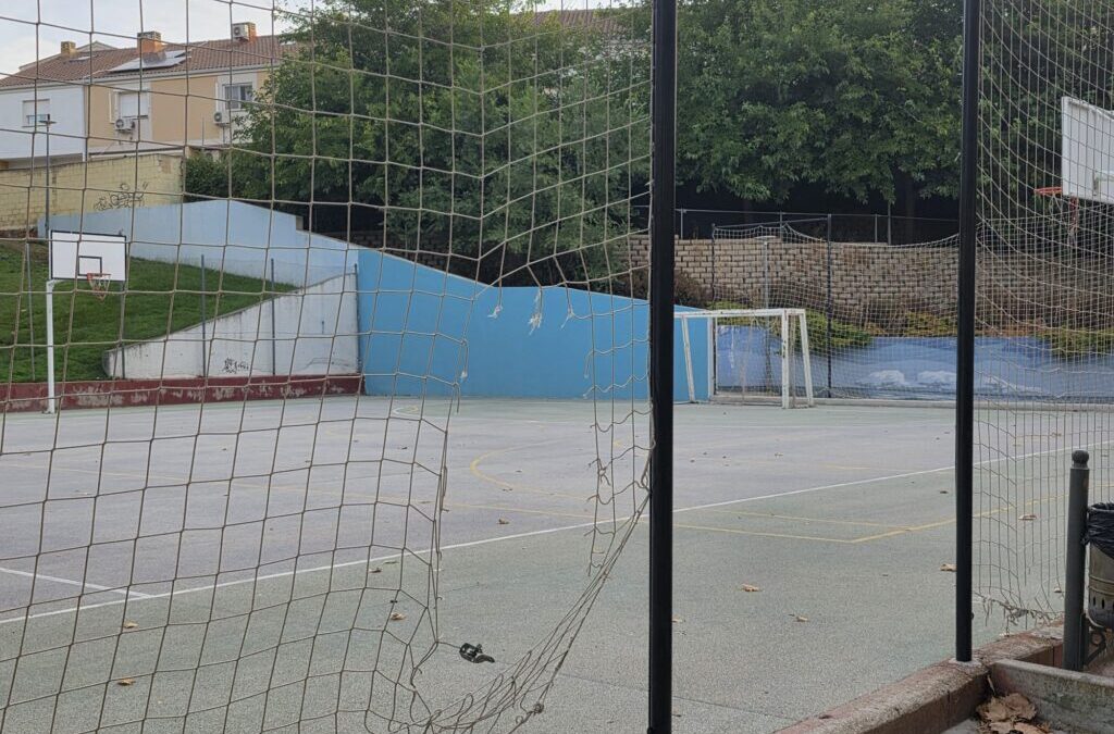 El Ayuntamiento renovara las redes perimetrales de las pistas deportivas de Doctor Jarabo