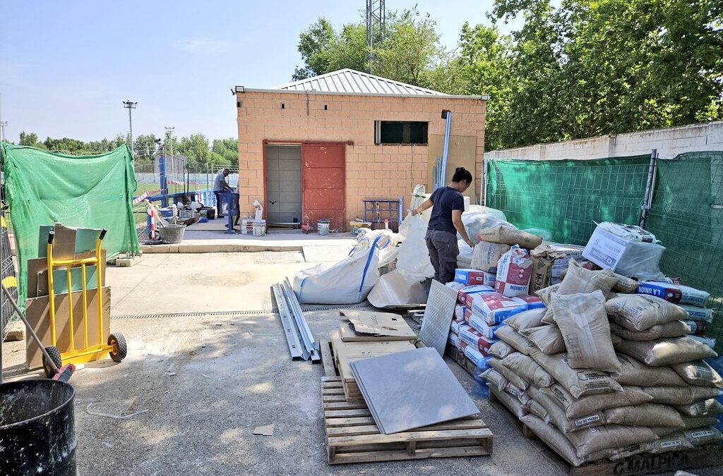 En marcha los nuevos equipamientos en el campo de fútbol y pista de atletismo