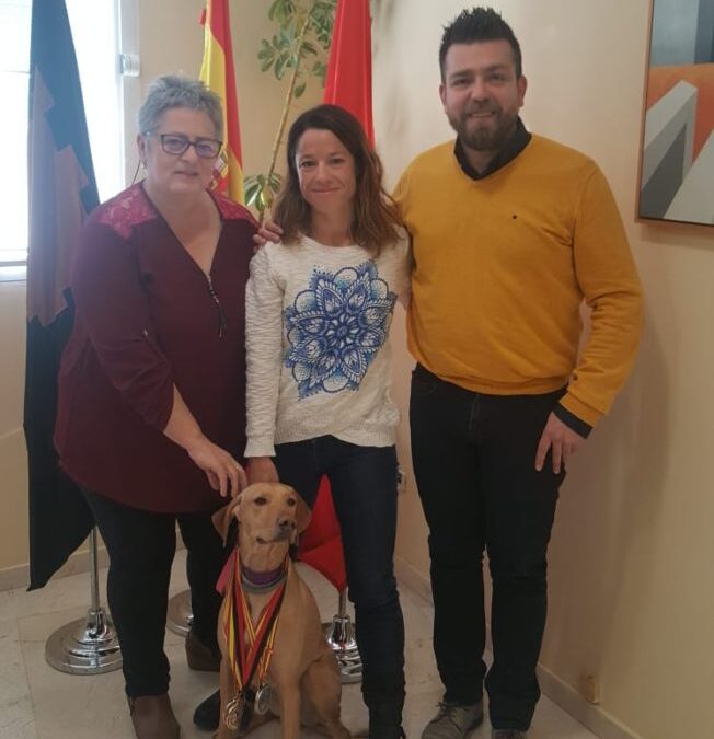 El Ayuntamiento recibe a Susana Marchal tras alzarse con la Copa de España de CaniCross el pasado fin de semana en Asturias.